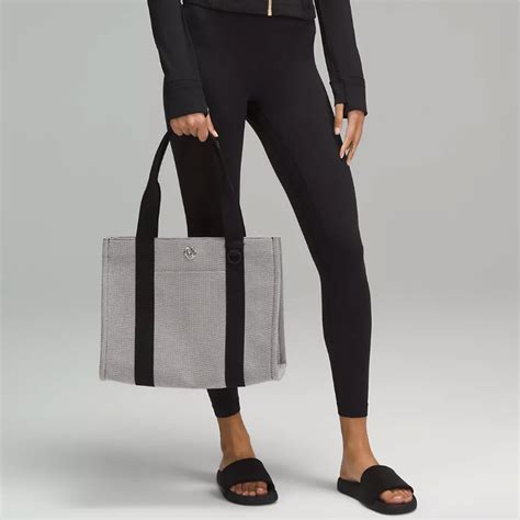 lululemon two tone tote bag.